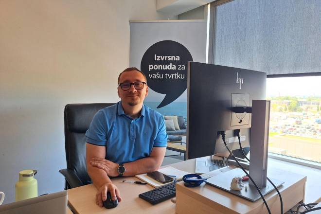 Zoran, B2B Sales Consultant at JYSK, working at an office desk